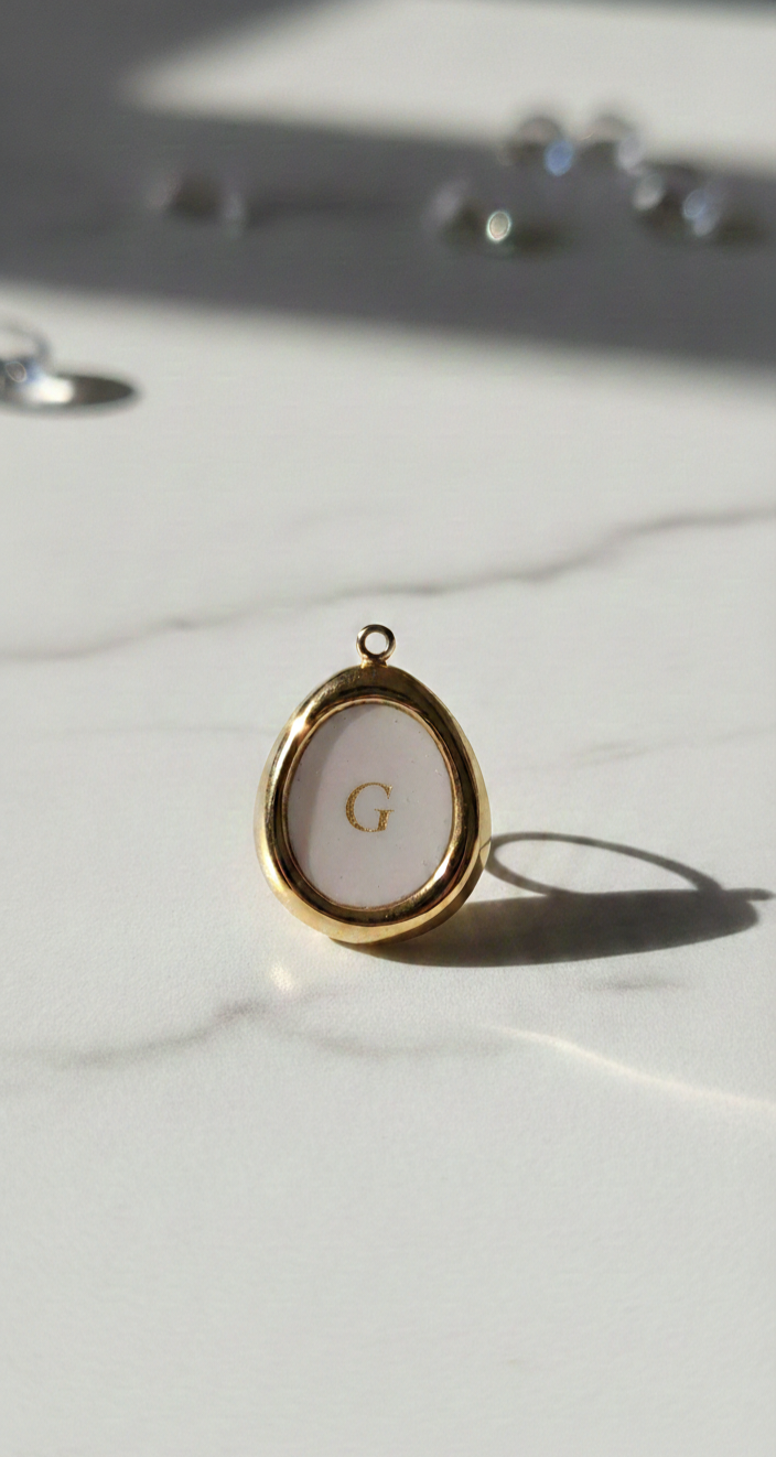 Ciondolo con iniziale Black o White